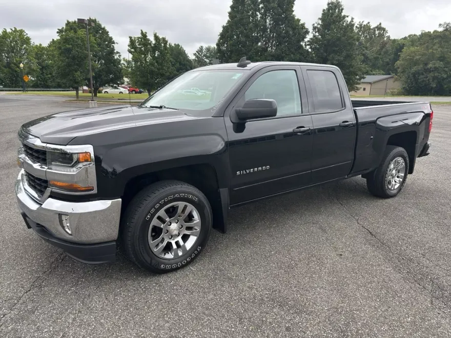 2018 Chevrolet Silverado 1500 LT photo 1