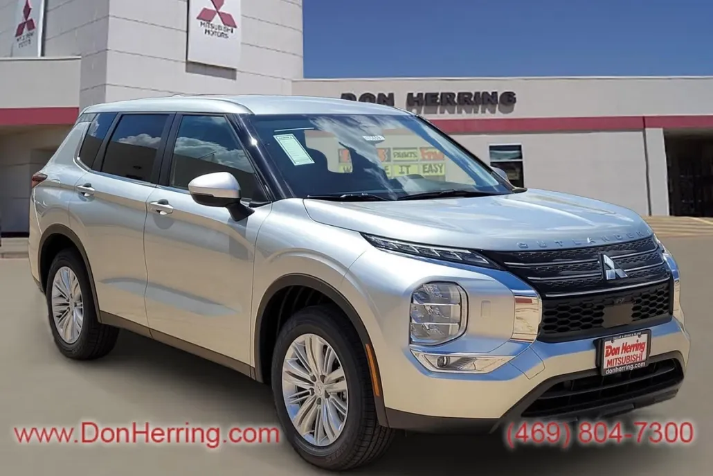 2024 Mitsubishi Outlander ES photo 1