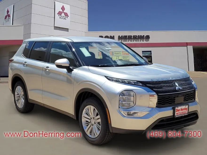 2024 Mitsubishi Outlander ES photo 1
