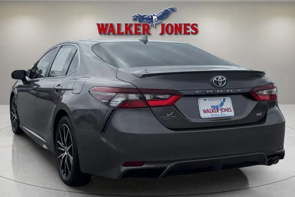2022 Toyota Camry SE photo 1