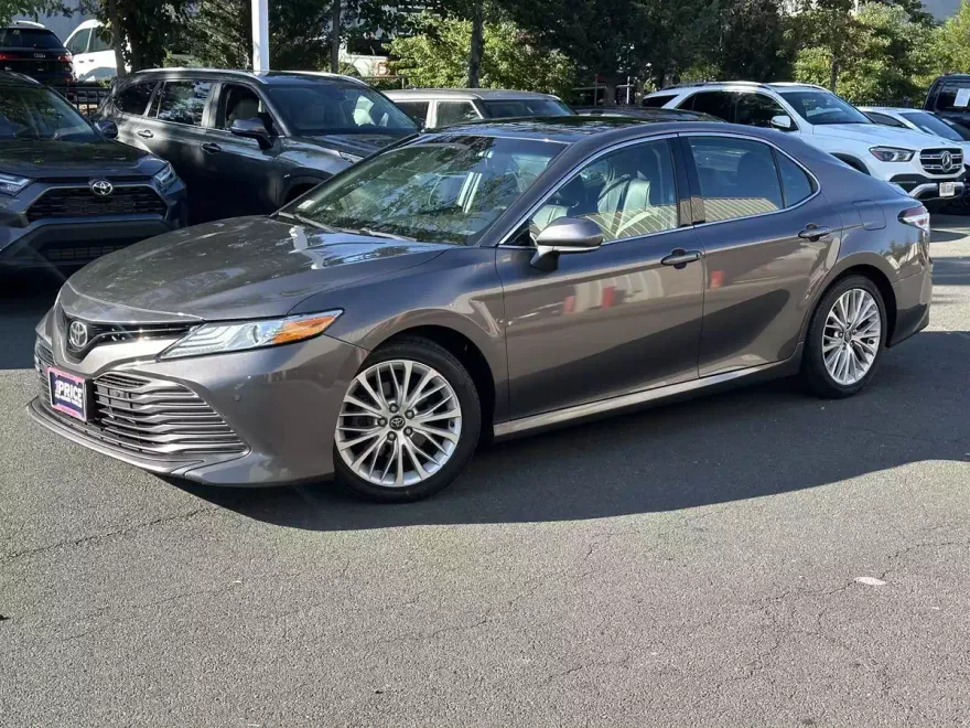2018 Toyota Camry XLE photo 1