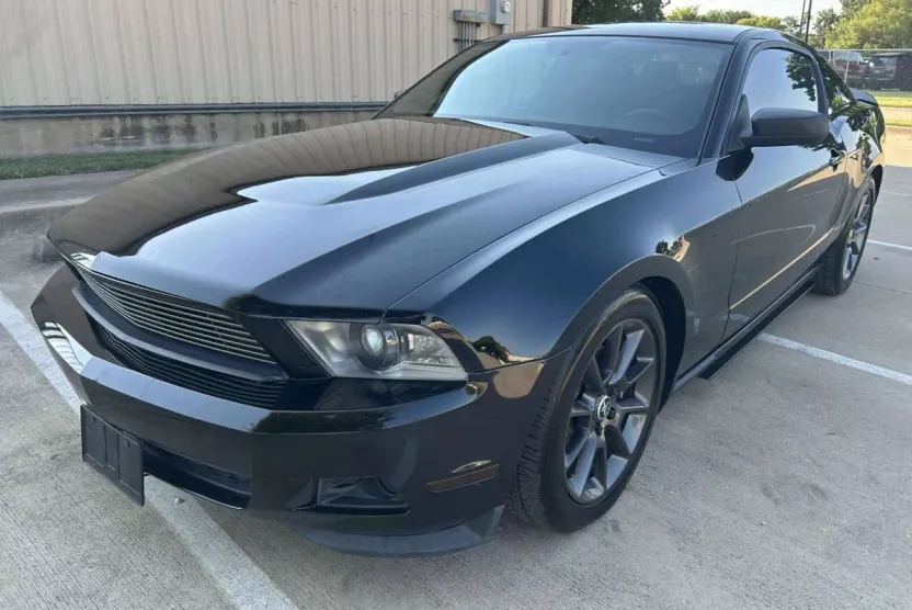 2011 Ford Mustang Premium photo 1