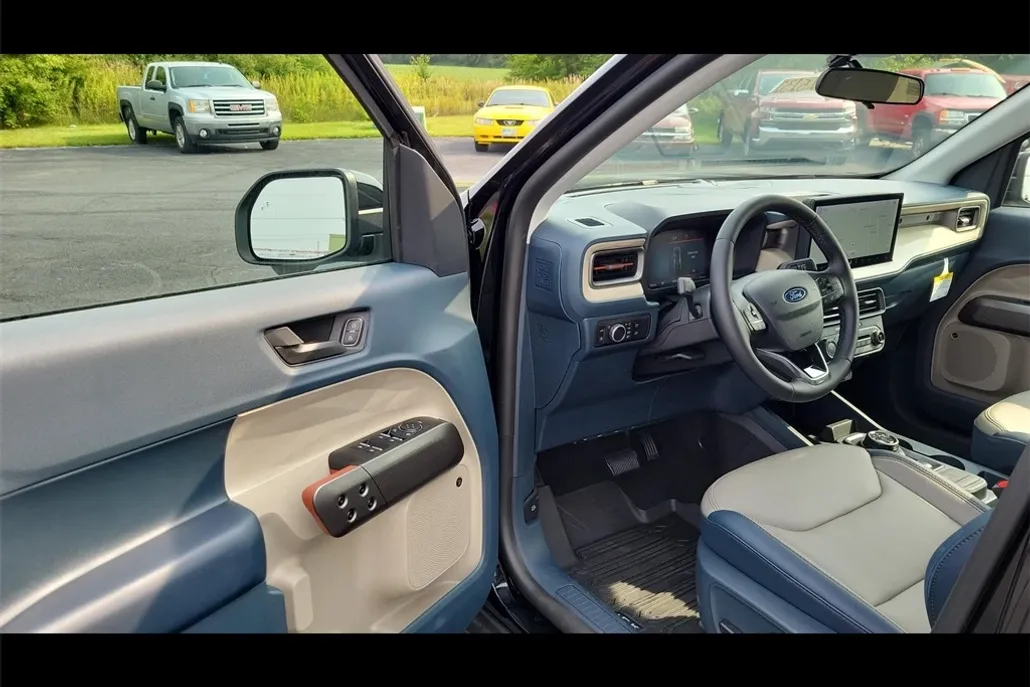 2025 Ford Maverick Lariat photo 1