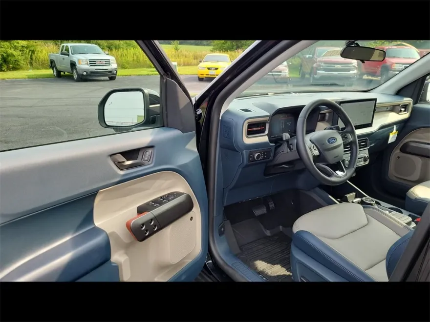 2025 Ford Maverick Lariat photo 1