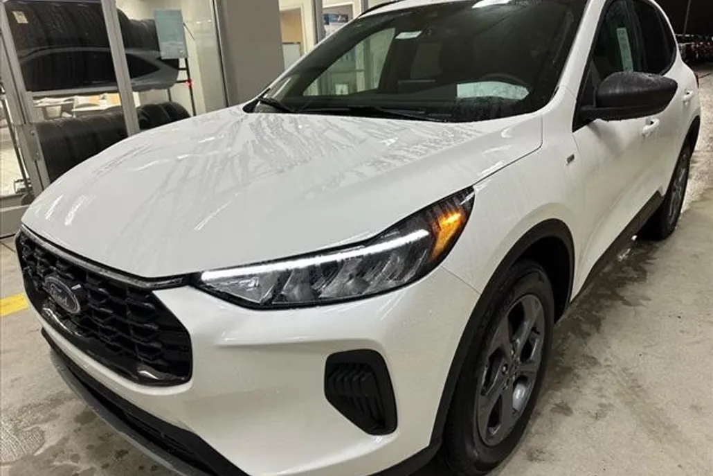 2025 Ford Escape Hybrid ST-Line photo 1
