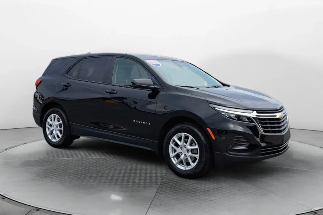 2023 Chevrolet Equinox LS photo 1