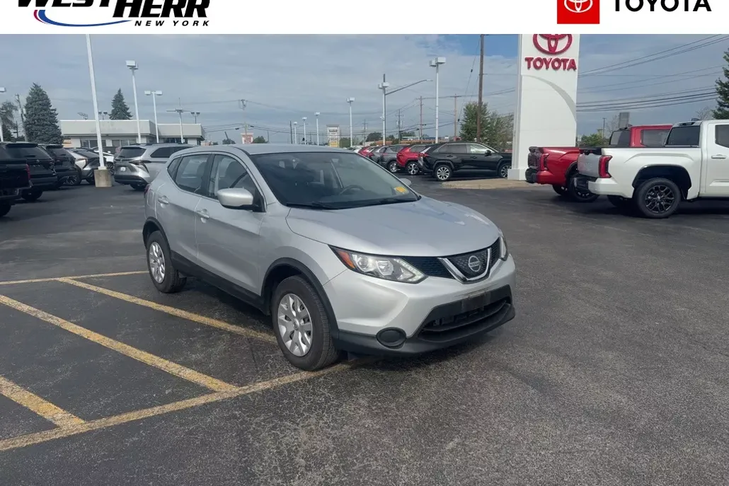 2018 Nissan Rogue Sport S photo 1