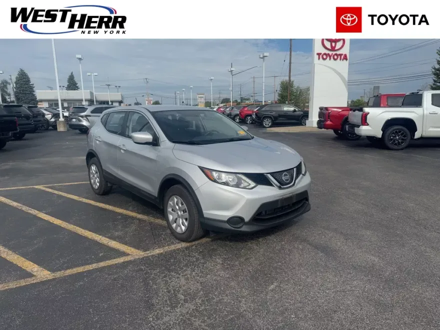 2018 Nissan Rogue Sport S photo 1