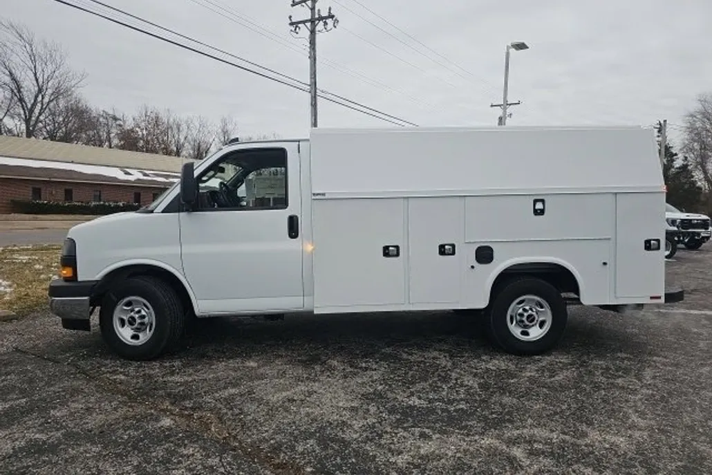 2024 Gmc Savana Cutaway 3500 photo 1