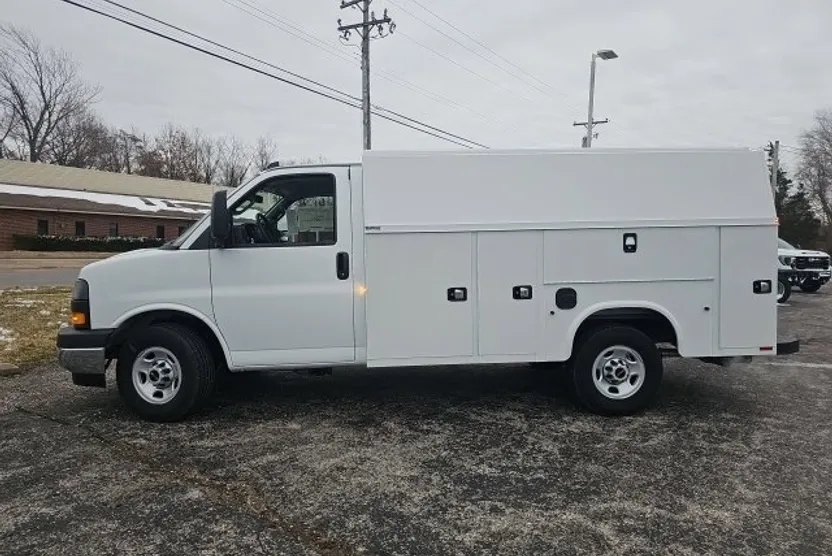2024 Gmc Savana Cutaway 3500 photo 1