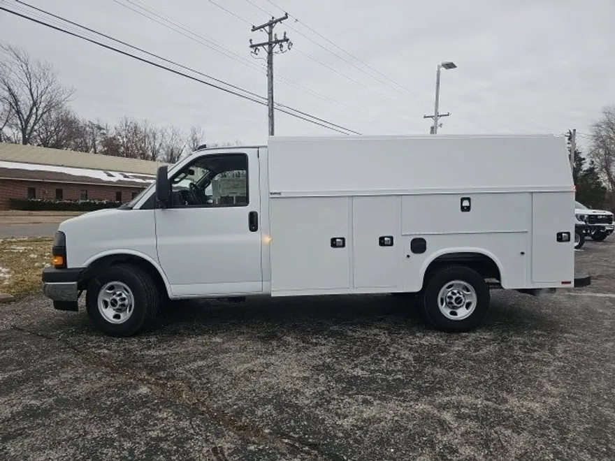 2024 Gmc Savana Cutaway 3500 photo 1