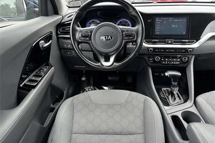 2020 Kia Niro LXS photo 1