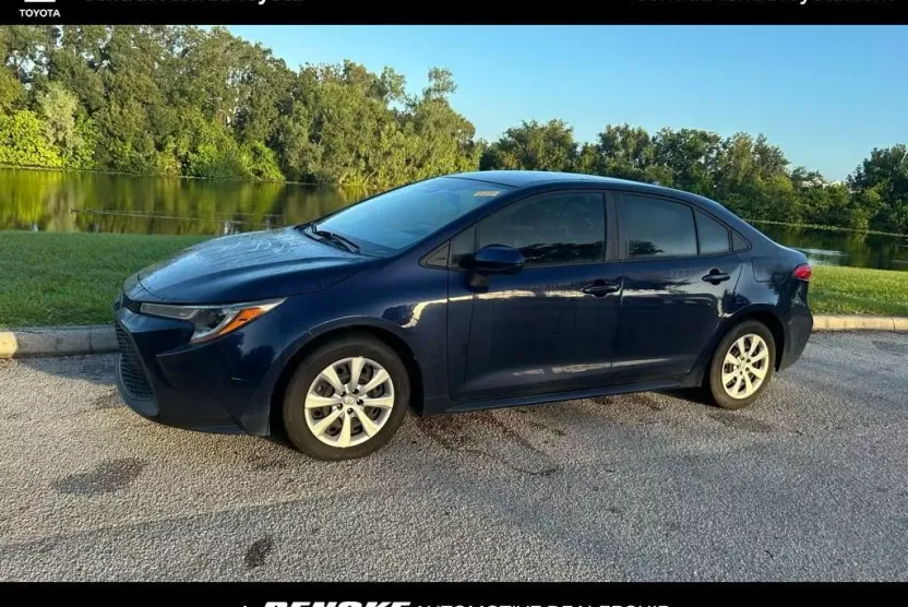2021 Toyota Corolla LE photo 1