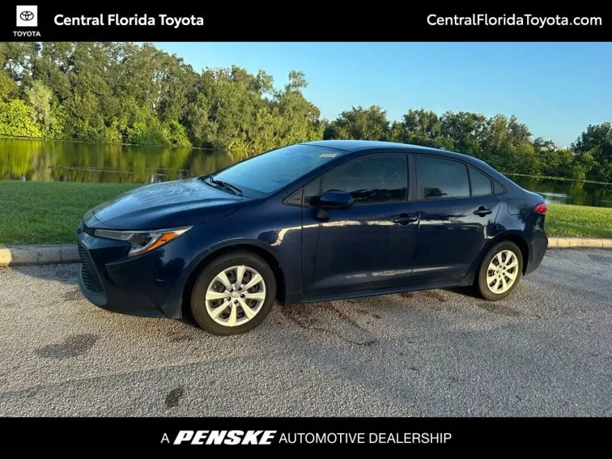 2021 Toyota Corolla LE photo 1