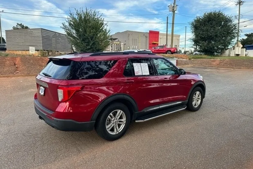 2022 Ford Explorer XLT photo 1