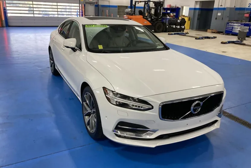 2017 Volvo S90 T6 Momentum photo 1