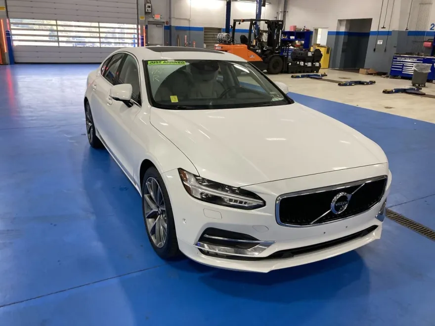 2017 Volvo S90 T6 Momentum photo 1