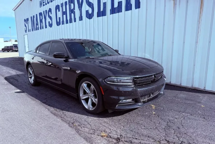 2015 Dodge Charger SXT photo 1