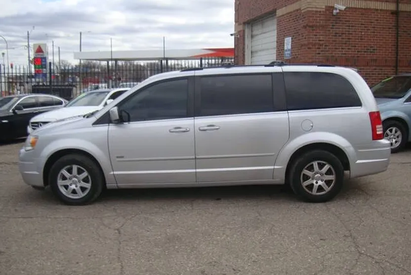 2008 Chrysler Town & Country Touring photo 1