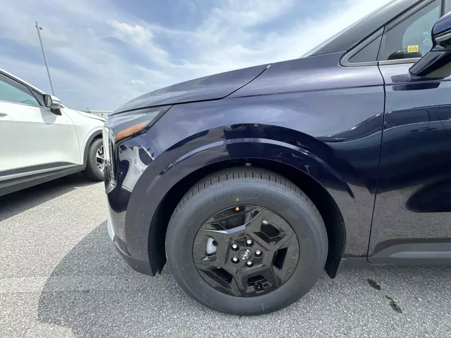 2025 Kia Carnival LX photo 1