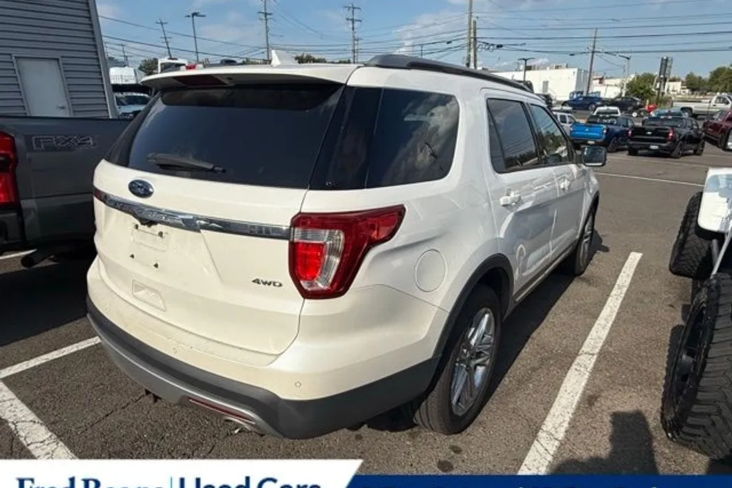 2017 Ford Explorer XLT photo 1