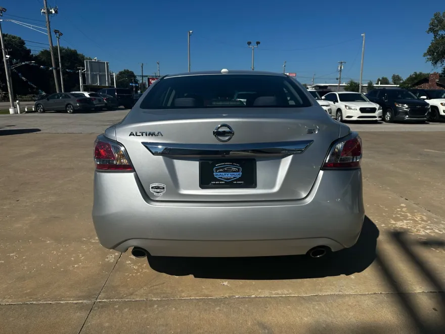 2015 Nissan Altima 2.5 SV photo 1