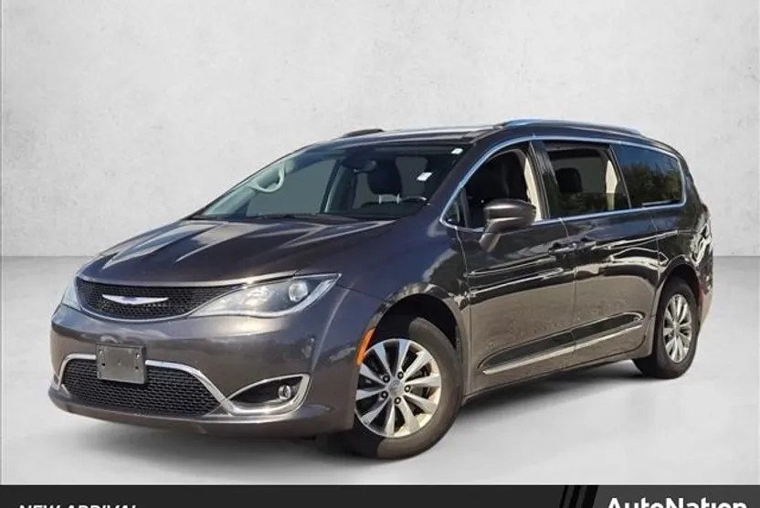 2019 Chrysler Pacifica Touring L photo 1