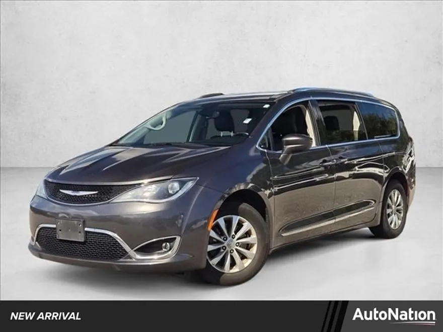 2019 Chrysler Pacifica Touring L photo 1