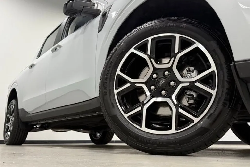 2025 Ford Maverick Lariat photo 1