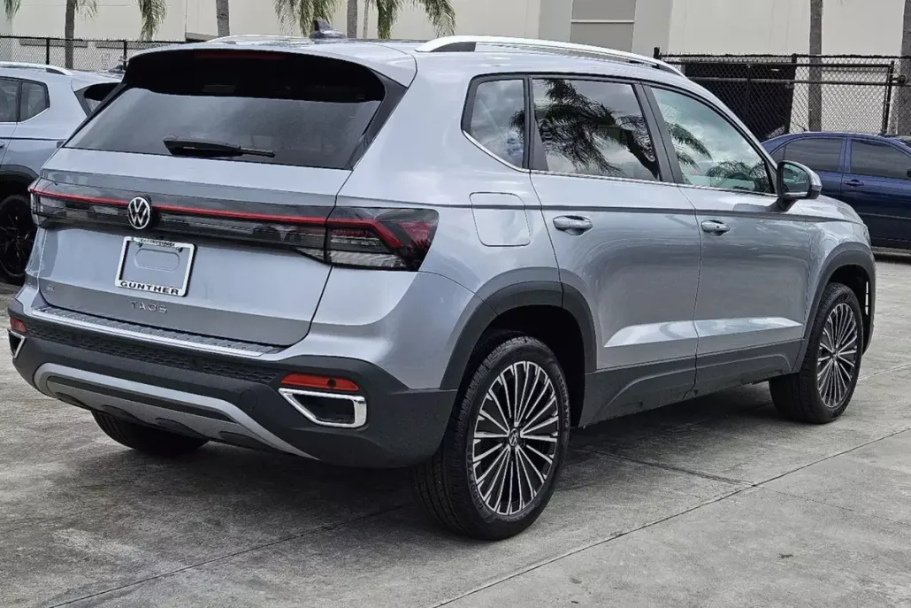 2025 Volkswagen Taos SE photo 1
