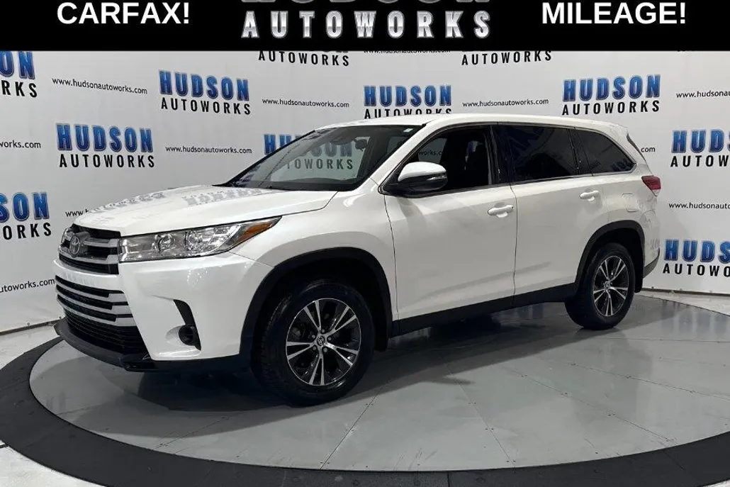 2019 Toyota Highlander LE photo 1