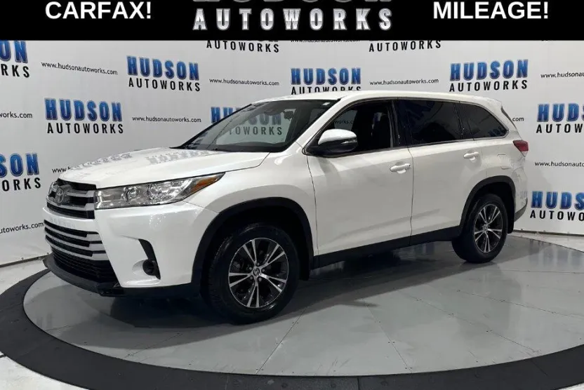 2019 Toyota Highlander LE photo 1