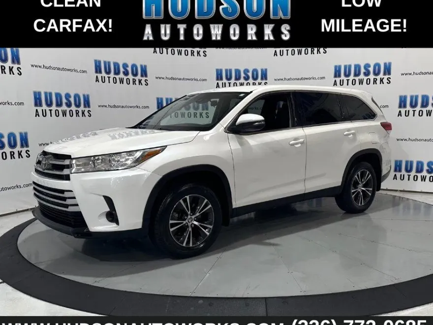2019 Toyota Highlander LE photo 1