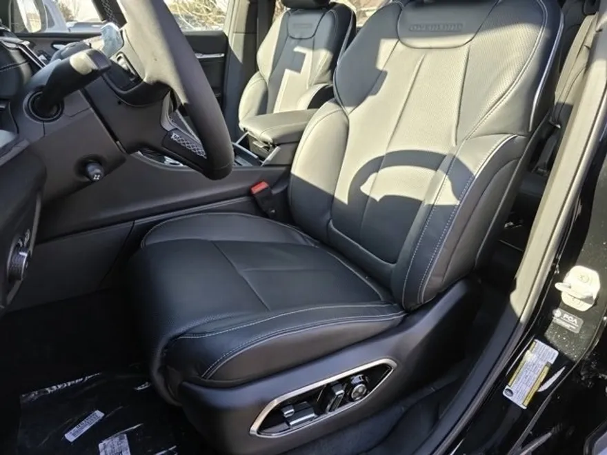2025 Jeep Grand Cherokee Overland photo 1