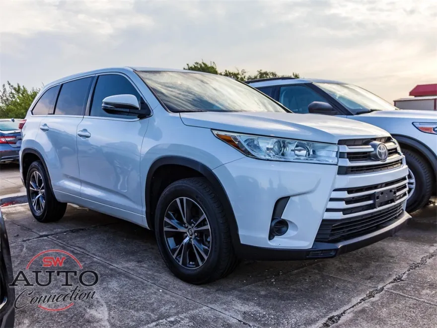 2017 Toyota Highlander LE photo 1