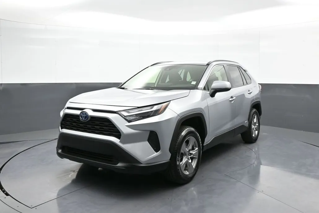 2024 Toyota RAV4 Hybrid XLE photo 1