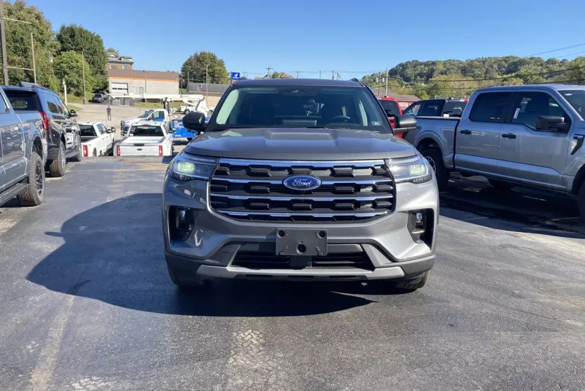 2025 Ford Explorer photo 1