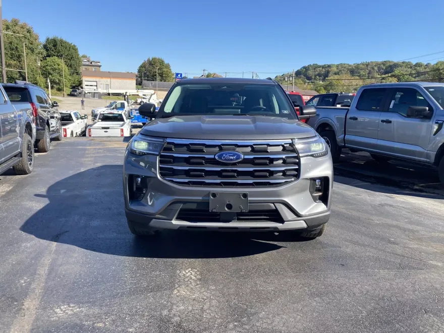 2025 Ford Explorer photo 1