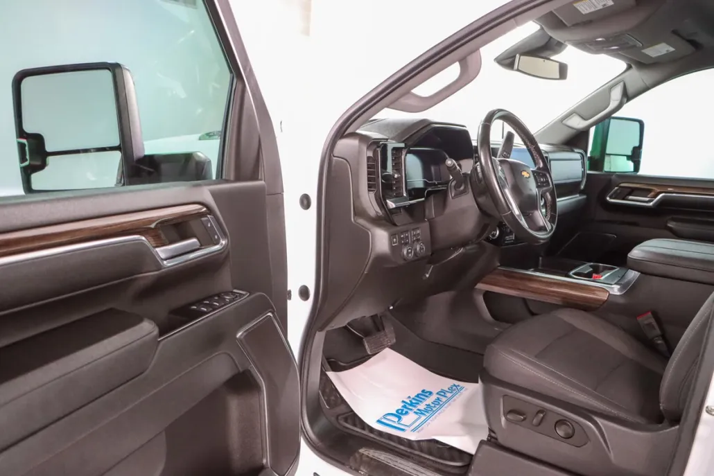 2024 Chevrolet Silverado LT photo 1