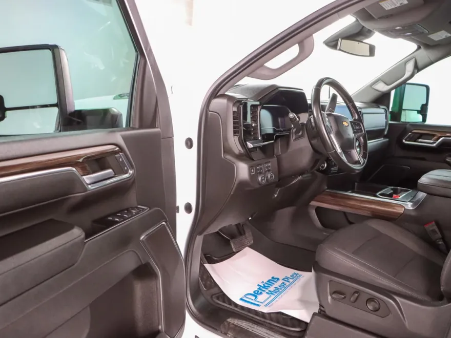 2024 Chevrolet Silverado LT photo 1