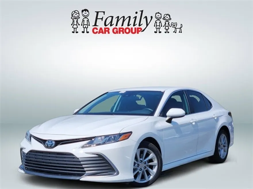 2022 Toyota Camry LE photo 1
