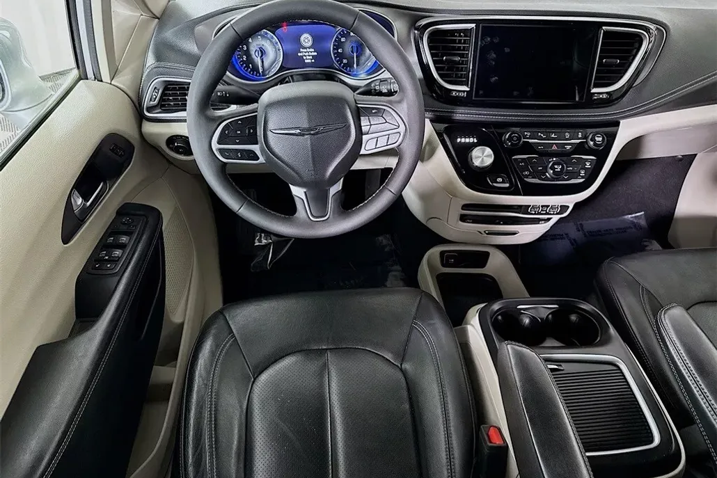 2022 Chrysler Pacifica Touring L photo 1