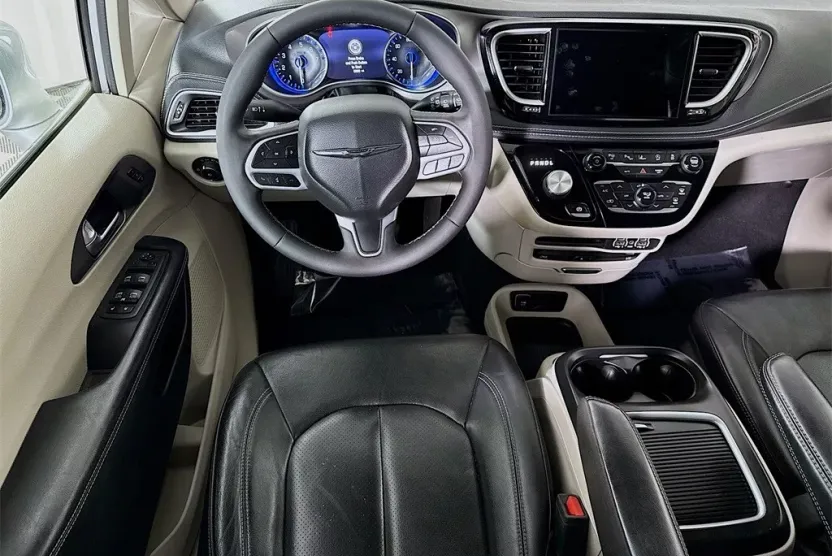 2022 Chrysler Pacifica Touring L photo 1
