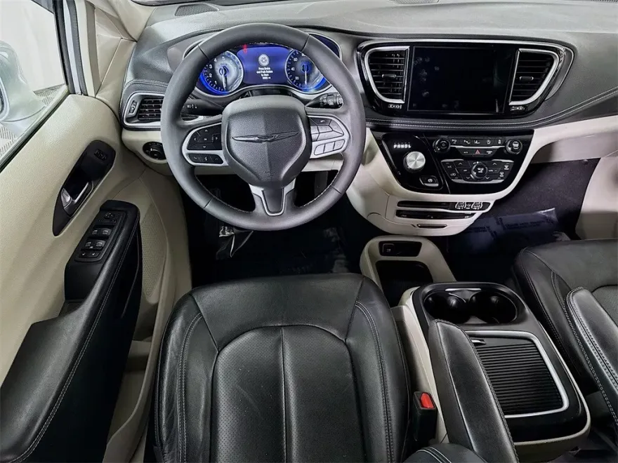 2022 Chrysler Pacifica Touring L photo 1