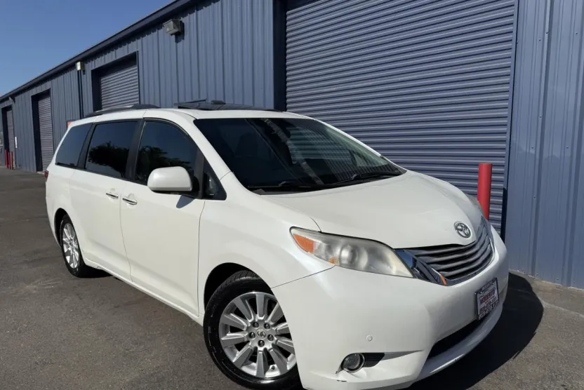 2011 Toyota Sienna Limited photo 1
