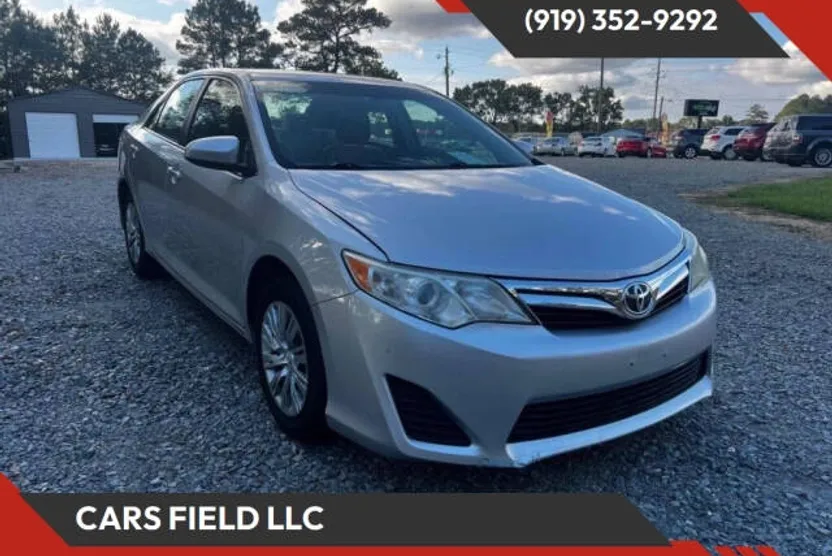 2014 Toyota Camry LE photo 1