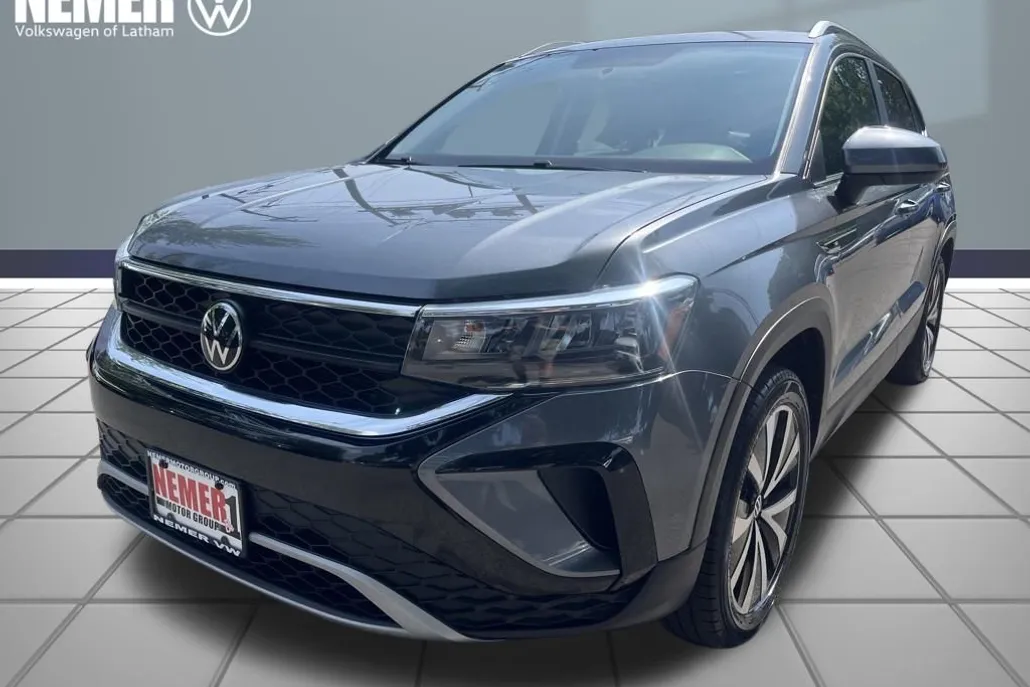 2022 Volkswagen Taos SE photo 1