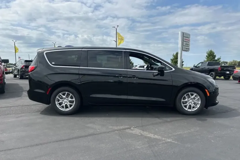 2026 Chrysler Voyager LX photo 1