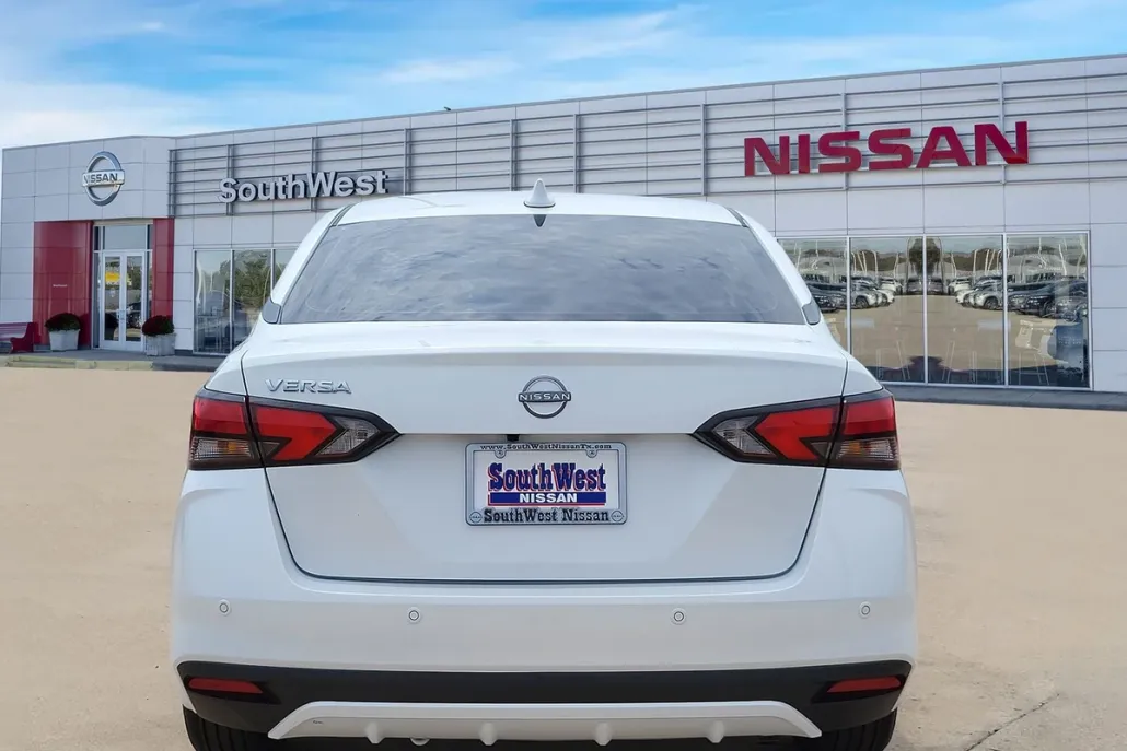 2025 Nissan Versa 1.6 SV photo 1