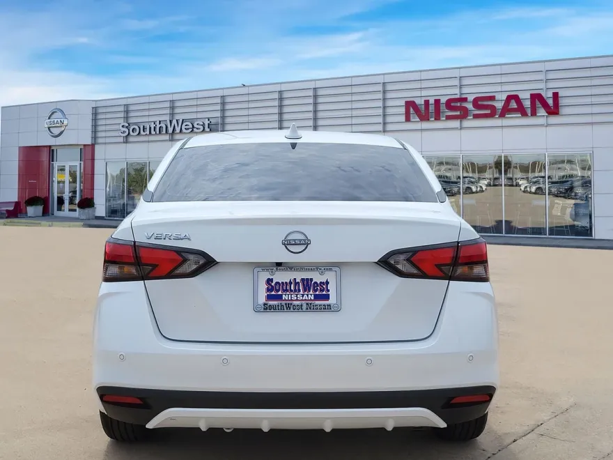 2025 Nissan Versa 1.6 SV photo 1